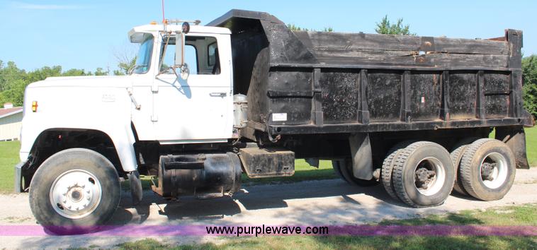 image for item H6732 1975 Ford 900 dump truck