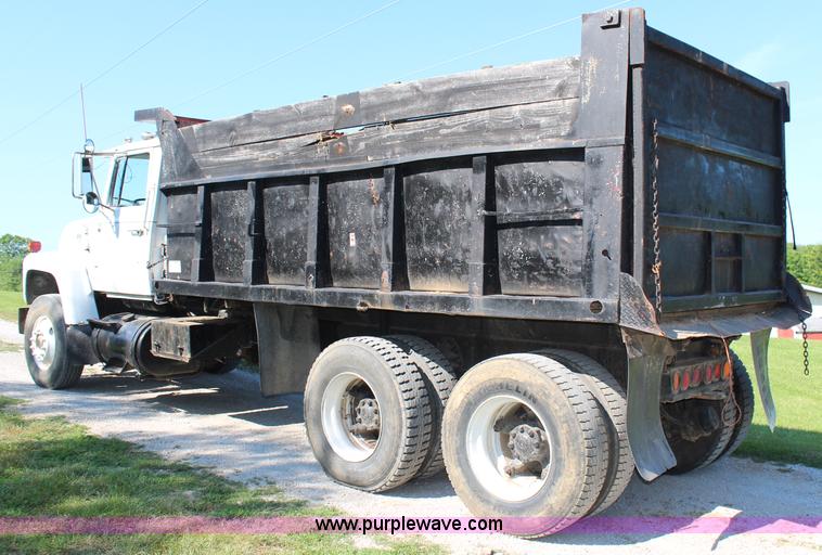 image for item H6732 1975 Ford 900 dump truck