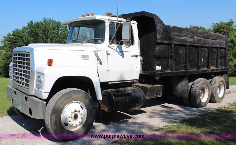 image for item H6732 1975 Ford 900 dump truck