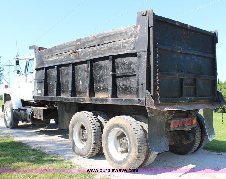 image for item H6732 1975 Ford 900 dump truck