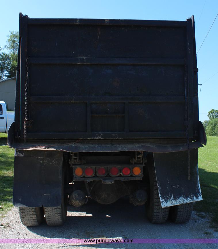 image for item H6732 1975 Ford 900 dump truck