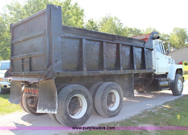 image for item H6732 1975 Ford 900 dump truck