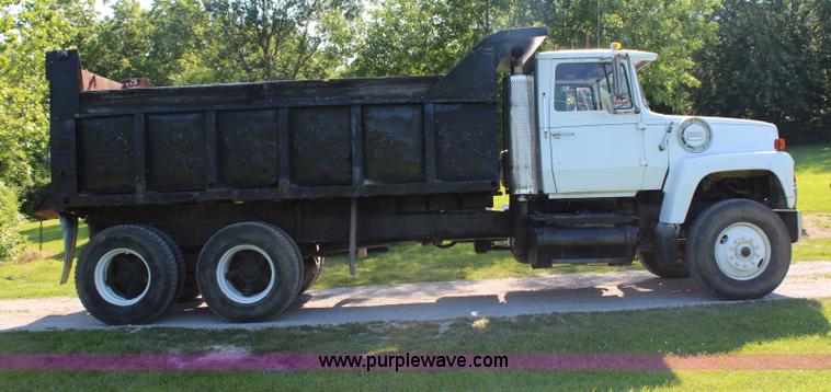 image for item H6732 1975 Ford 900 dump truck