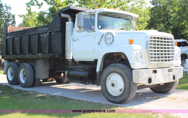image for item H6732 1975 Ford 900 dump truck