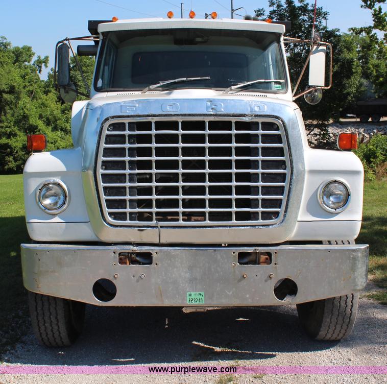 image for item H6732 1975 Ford 900 dump truck