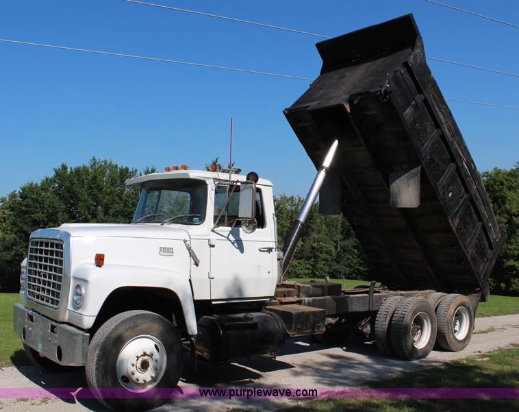 image for item H6732 1975 Ford 900 dump truck