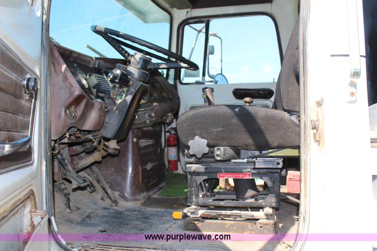 image for item H6732 1975 Ford 900 dump truck
