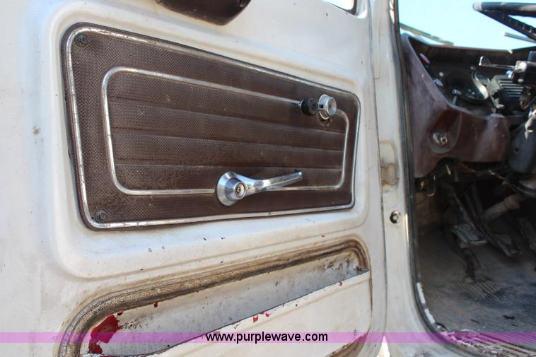 image for item H6732 1975 Ford 900 dump truck