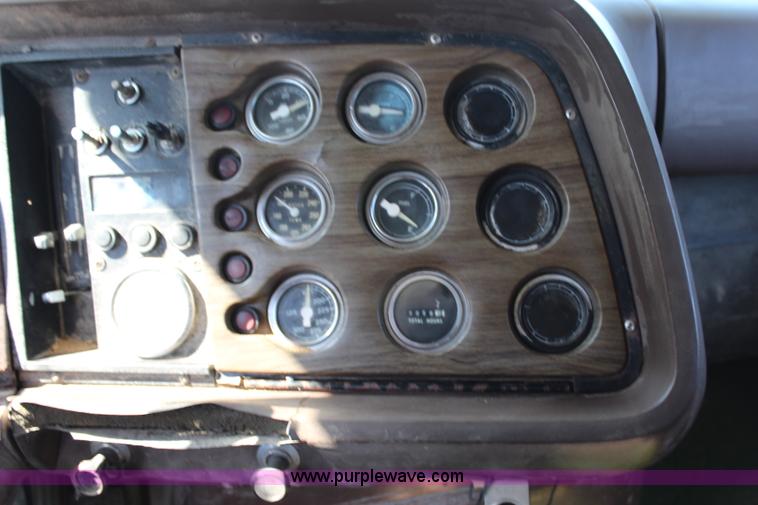 image for item H6732 1975 Ford 900 dump truck