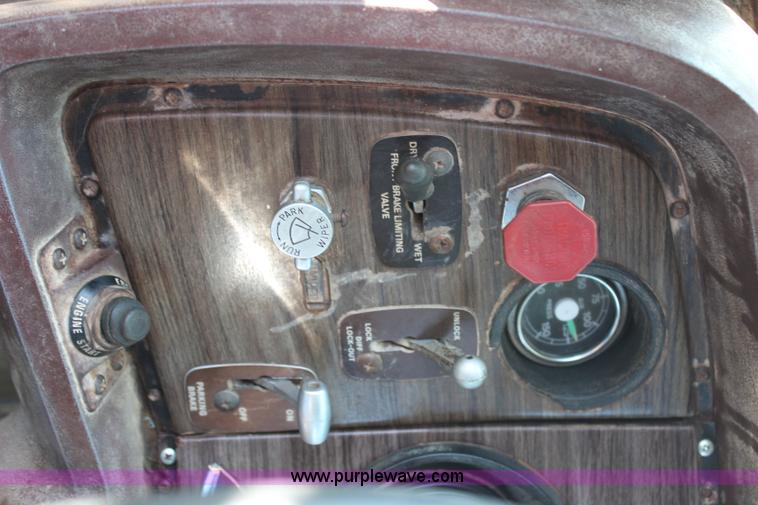 image for item H6732 1975 Ford 900 dump truck