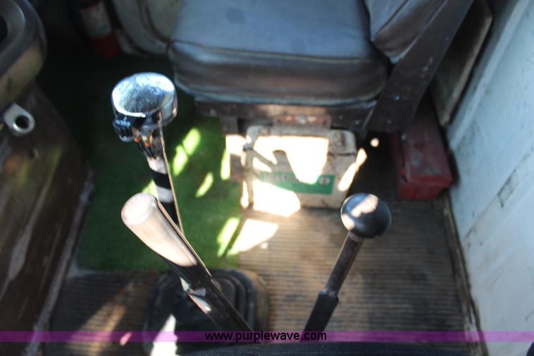 image for item H6732 1975 Ford 900 dump truck