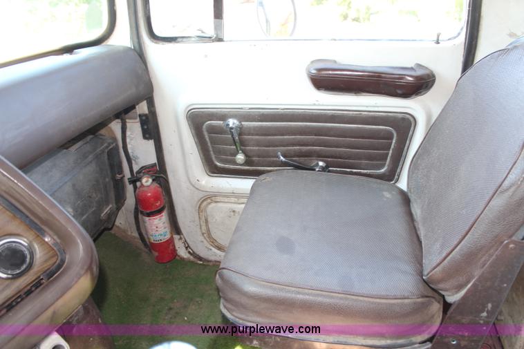 image for item H6732 1975 Ford 900 dump truck