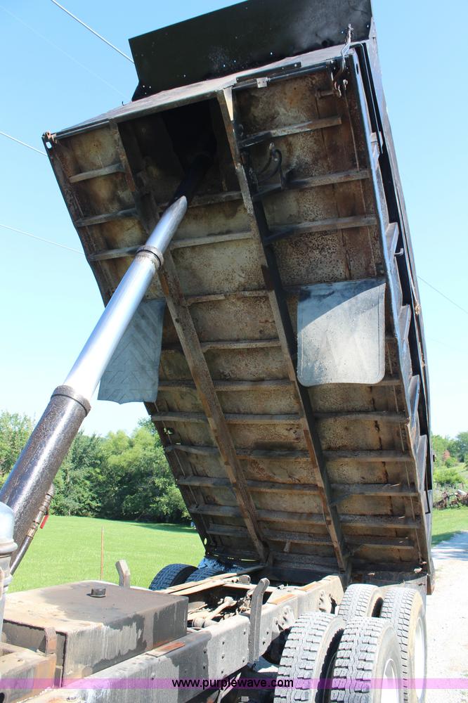 image for item H6732 1975 Ford 900 dump truck