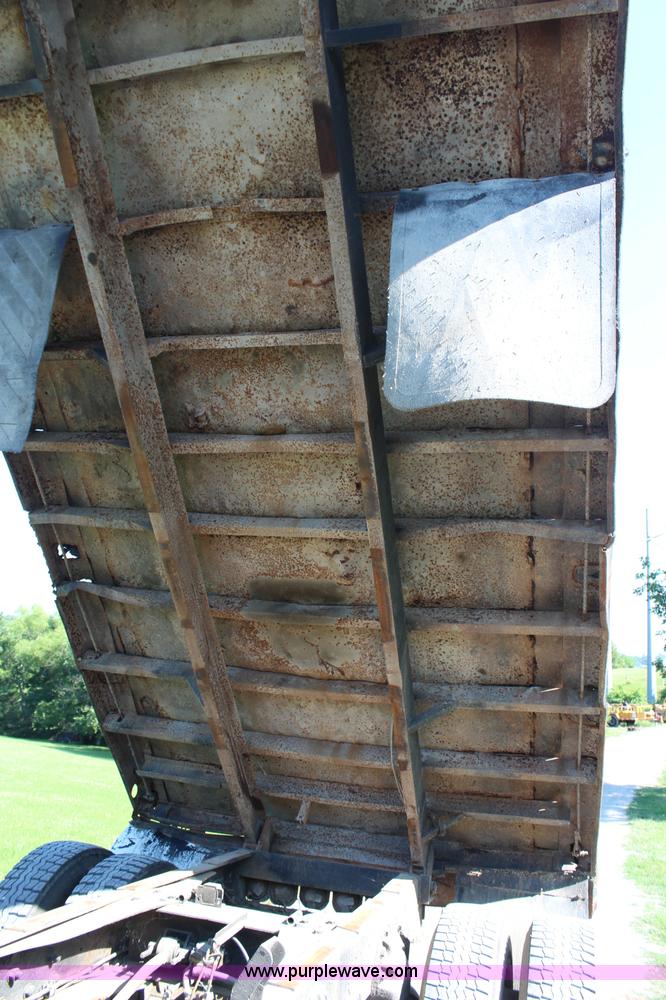 image for item H6732 1975 Ford 900 dump truck