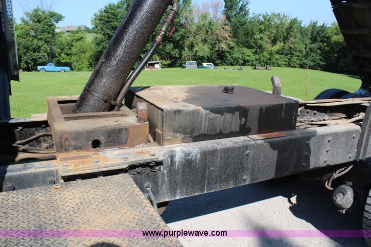 image for item H6732 1975 Ford 900 dump truck