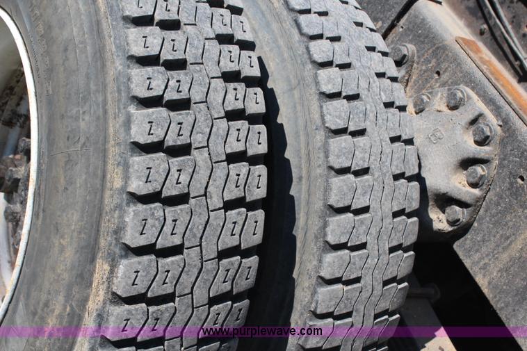 image for item H6732 1975 Ford 900 dump truck