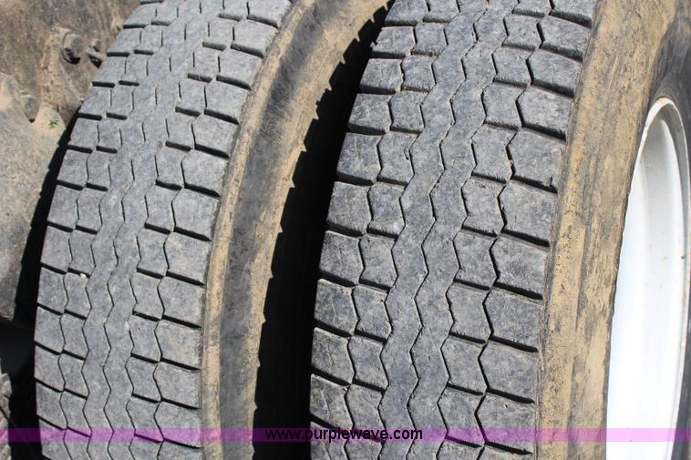 image for item H6732 1975 Ford 900 dump truck