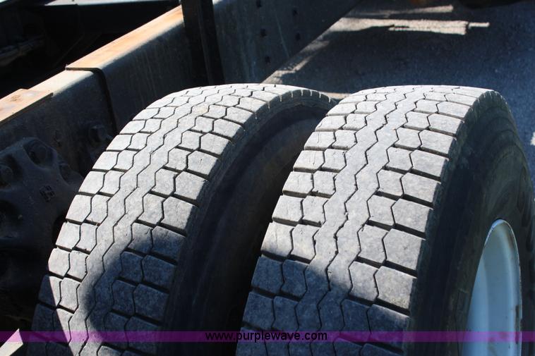 image for item H6732 1975 Ford 900 dump truck