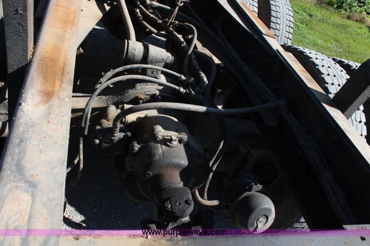 image for item H6732 1975 Ford 900 dump truck