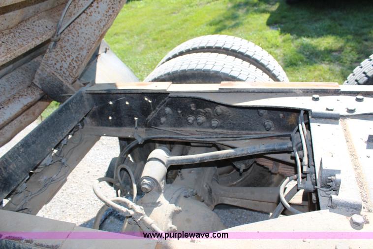 image for item H6732 1975 Ford 900 dump truck