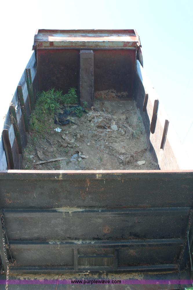 image for item H6732 1975 Ford 900 dump truck