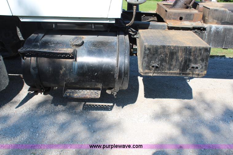 image for item H6732 1975 Ford 900 dump truck