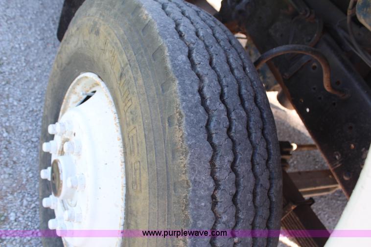 image for item H6732 1975 Ford 900 dump truck