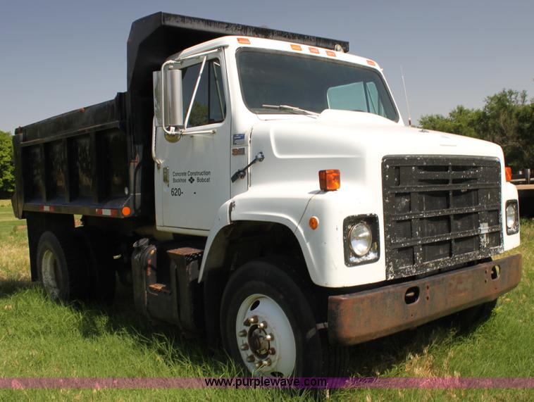 image for item H7423 1985 International 2375 dump truck