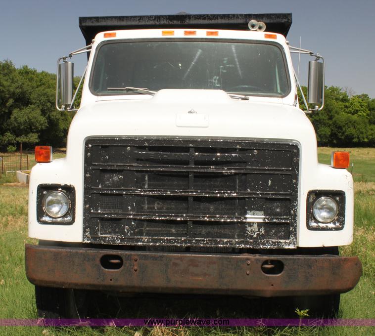 image for item H7423 1985 International 2375 dump truck