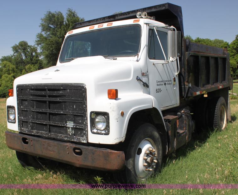 image for item H7423 1985 International 2375 dump truck