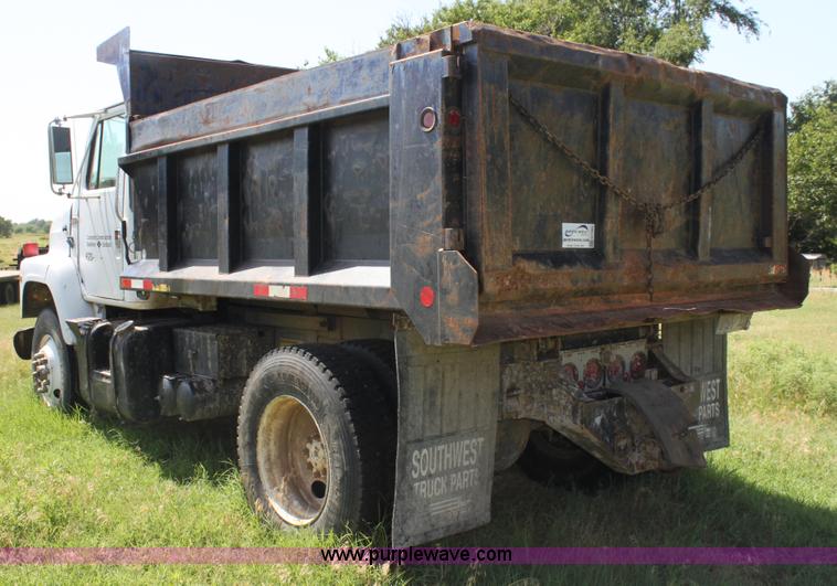 image for item H7423 1985 International 2375 dump truck