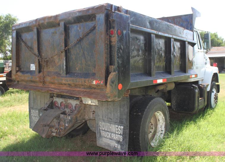 image for item H7423 1985 International 2375 dump truck