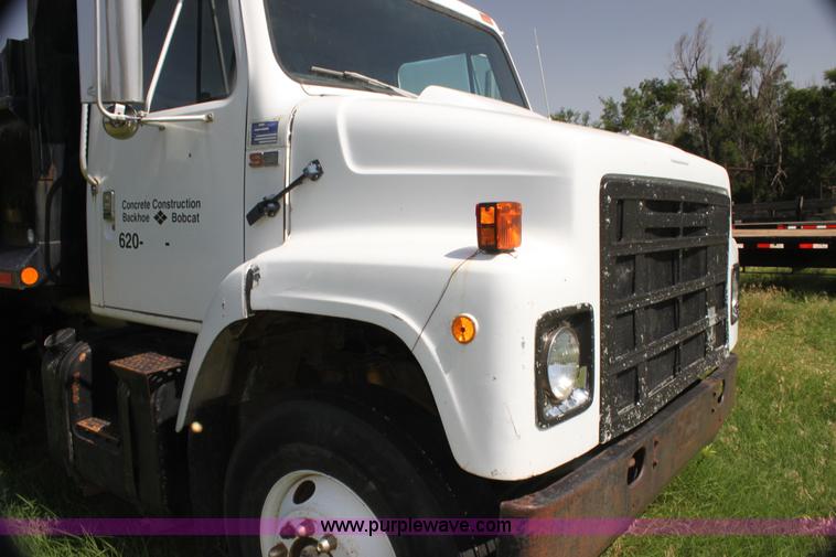 image for item H7423 1985 International 2375 dump truck