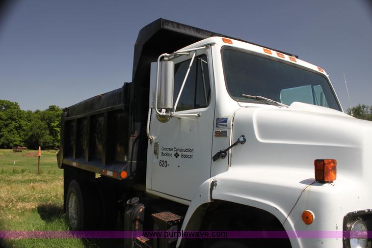 image for item H7423 1985 International 2375 dump truck