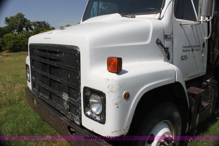 image for item H7423 1985 International 2375 dump truck