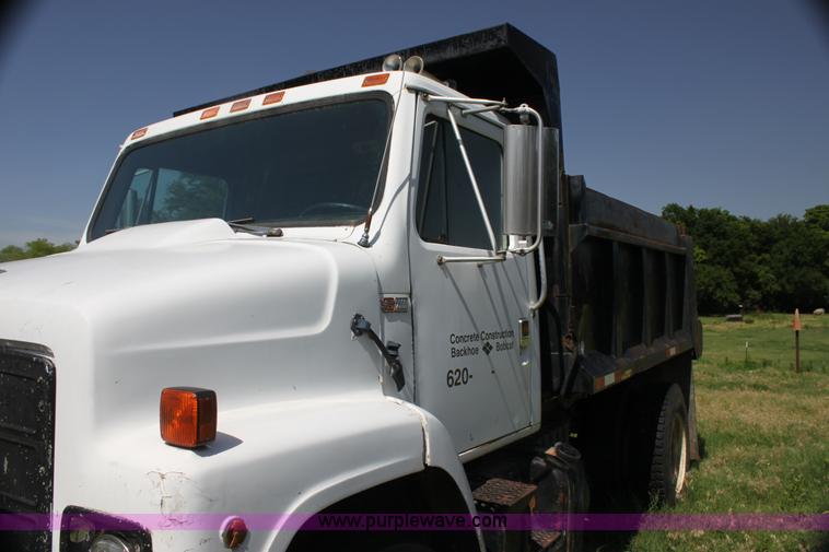 image for item H7423 1985 International 2375 dump truck