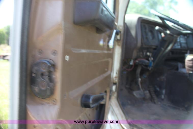 image for item H7423 1985 International 2375 dump truck