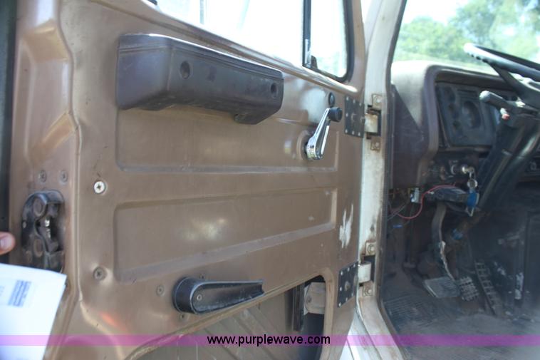 image for item H7423 1985 International 2375 dump truck