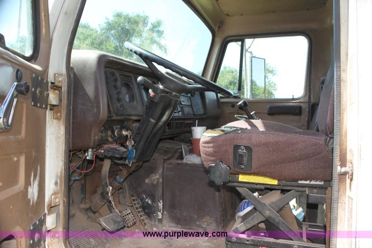 image for item H7423 1985 International 2375 dump truck