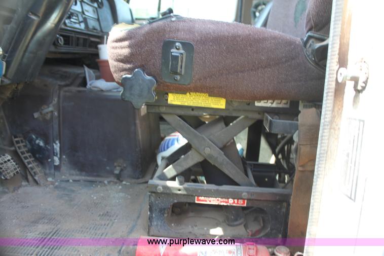 image for item H7423 1985 International 2375 dump truck