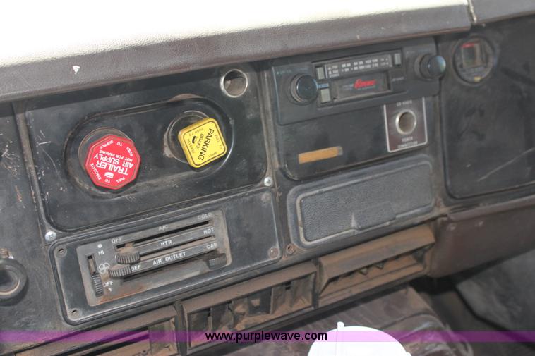 image for item H7423 1985 International 2375 dump truck