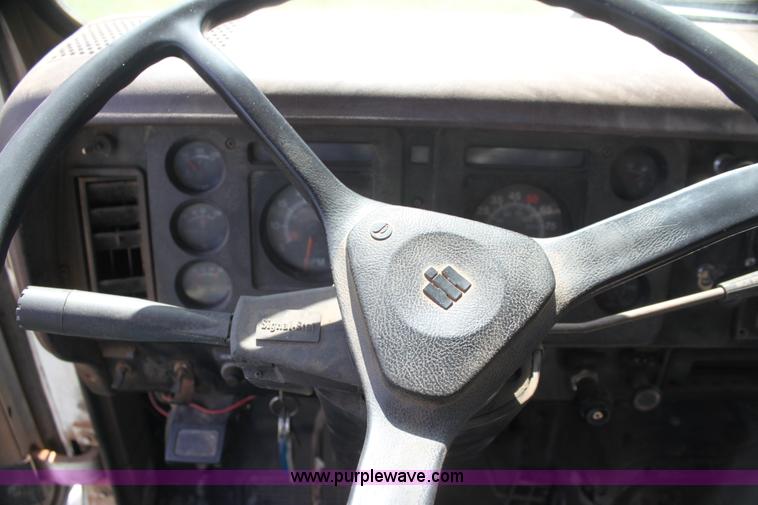 image for item H7423 1985 International 2375 dump truck