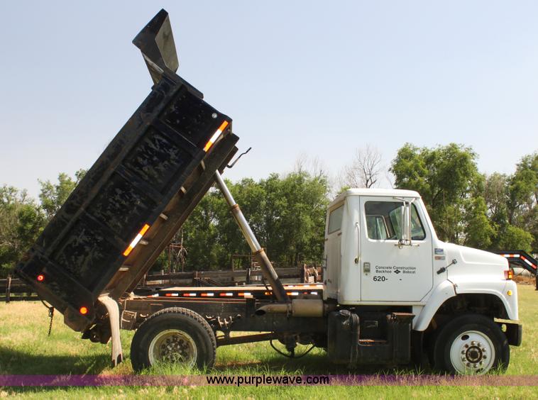 image for item H7423 1985 International 2375 dump truck