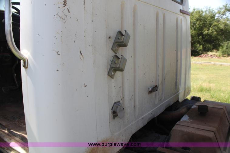 image for item H7423 1985 International 2375 dump truck