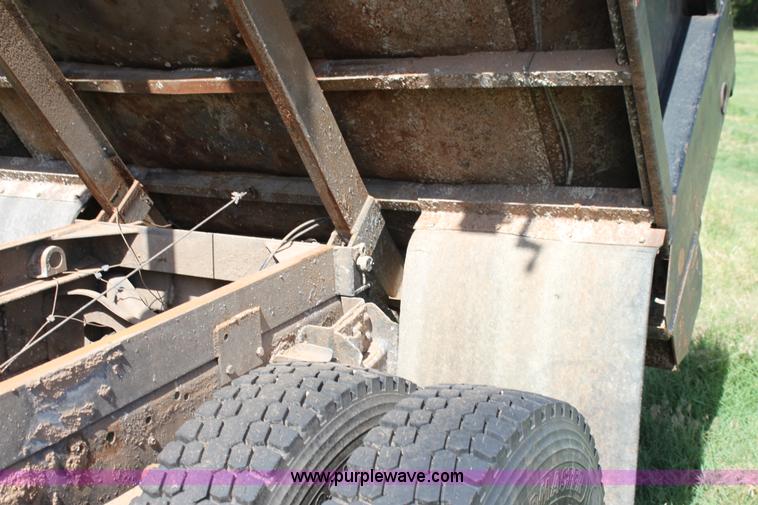 image for item H7423 1985 International 2375 dump truck