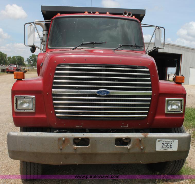 image for item H7449 1995 Ford L8000 dump truck