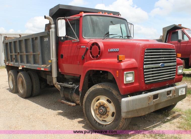 image for item H7449 1995 Ford L8000 dump truck
