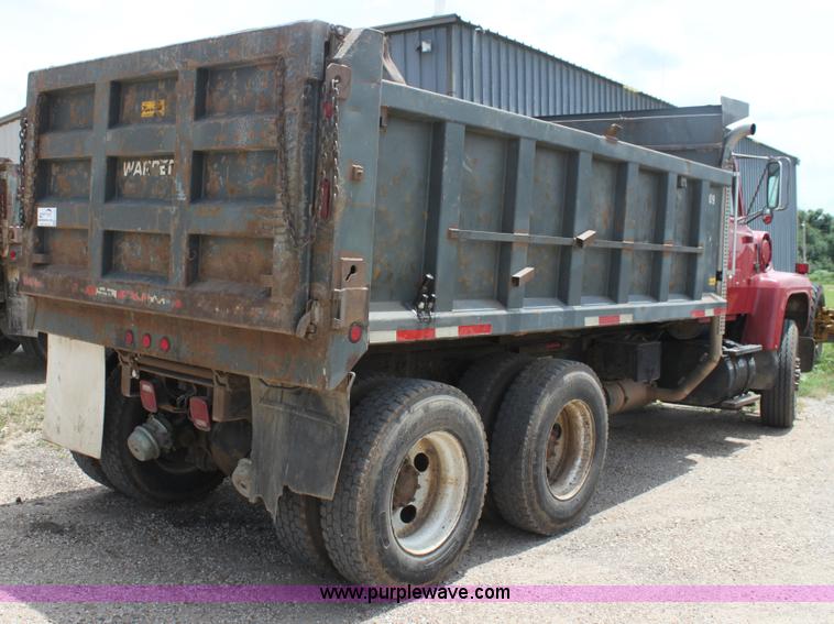 image for item H7449 1995 Ford L8000 dump truck