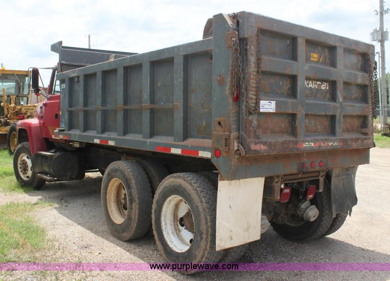 image for item H7449 1995 Ford L8000 dump truck