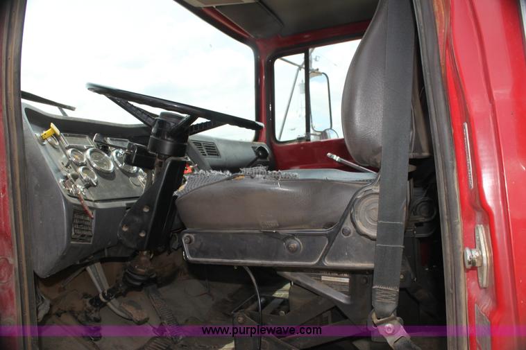 image for item H7449 1995 Ford L8000 dump truck
